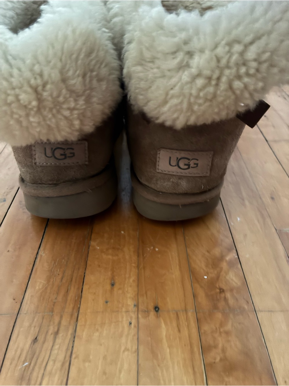 Used UGG bow minis - Picture 2 of 2